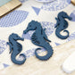 10 Confettis en bois hippocampe bleus 6 et 4,5 cm