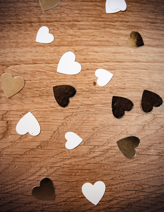 100 Confettis en papier petits c?urs blancs et dorés 1,5 cm