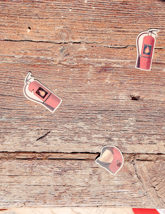 100 Confettis en papier pompier rouge et or 2 à 4,5 cm