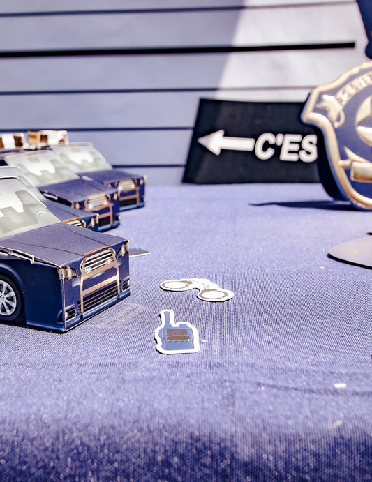 100 Confettis police marine et or 2 à 4,5 cm