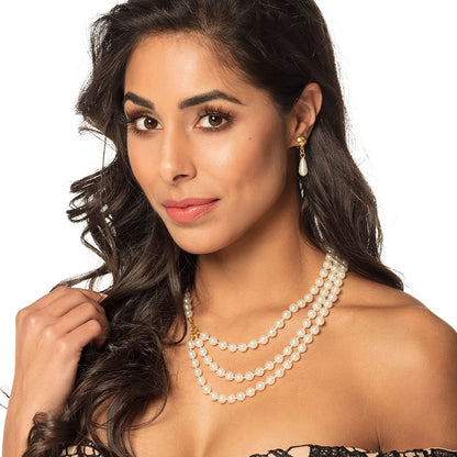 Collier de perles triple rang avec boucles d'oreilles assorties