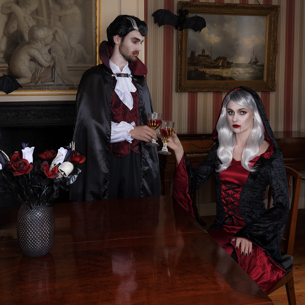 Cape Vampire Gothique Noire avec Roses et Crânes - Déguisement Adulte