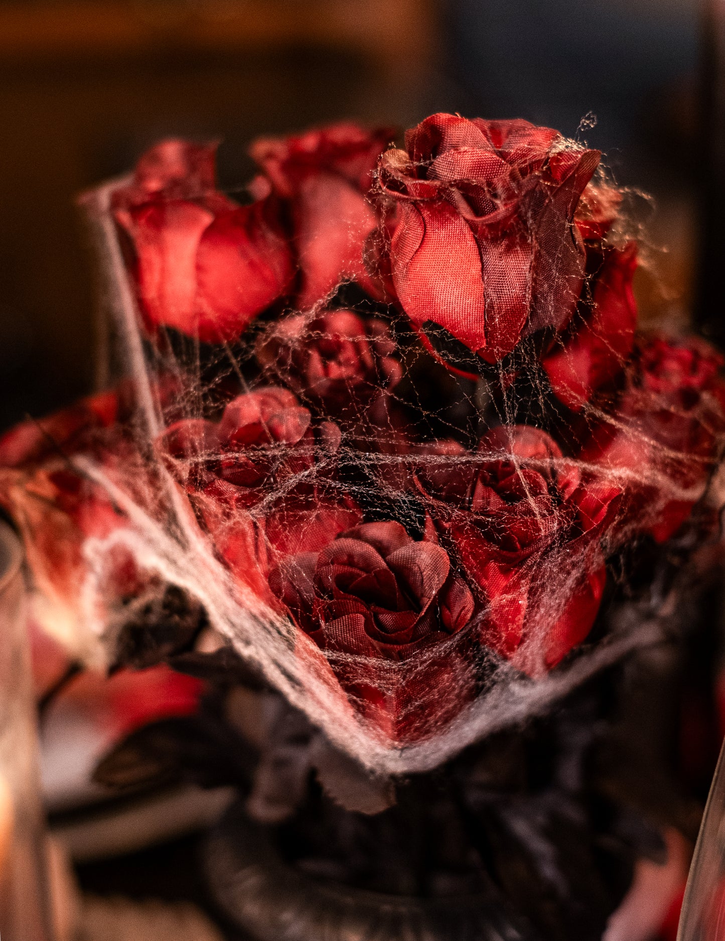 Bouquet roses rouges toile d'araignée 35 cm Halloween