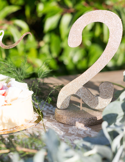 Centre de table chiffre 2 bois pailleté champagne 20 cm