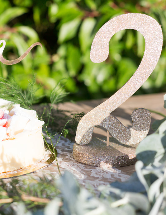 Centre de table chiffre 2 bois pailleté champagne 20 cm