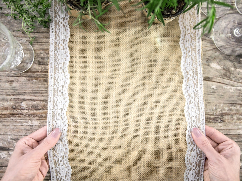 Chemin de table en jute bordures dentelle 28 cm x 2,75 m