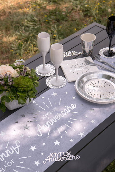 Chemin de table intissé anniversaire blanc et argent 5m x 30 cm