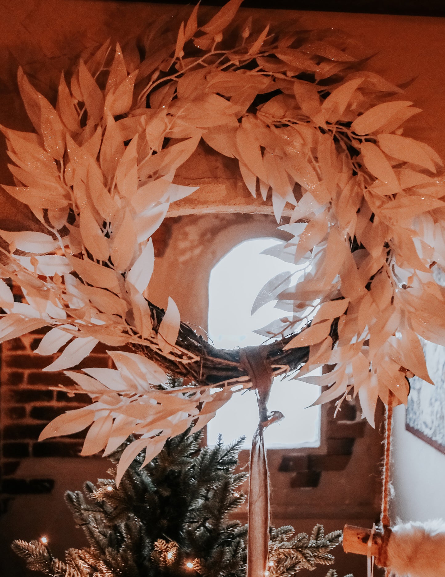 Couronne de feuilles blanches à paillettes 50 cm