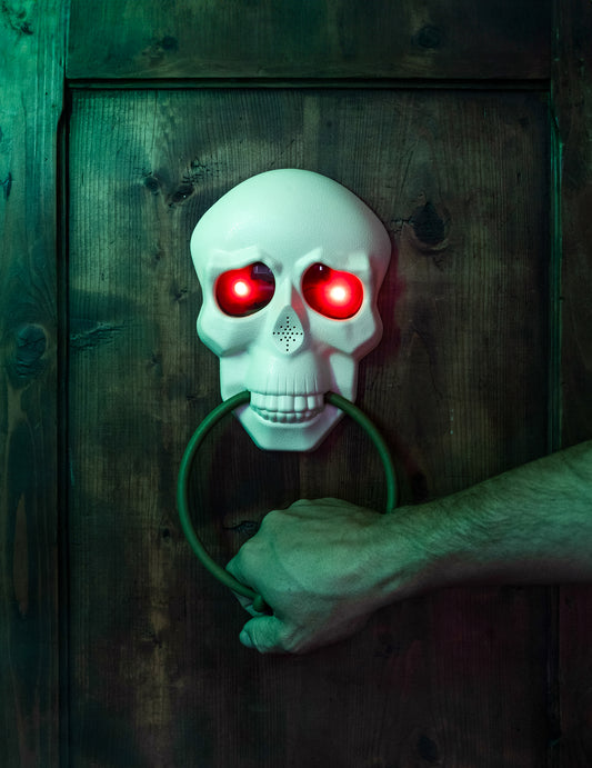 Décoration de porte sonore et animée squelette 30 cm