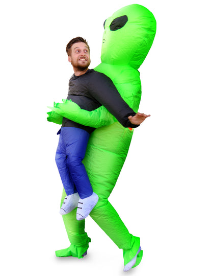 Déguisement gonflable porté par un alien adulte